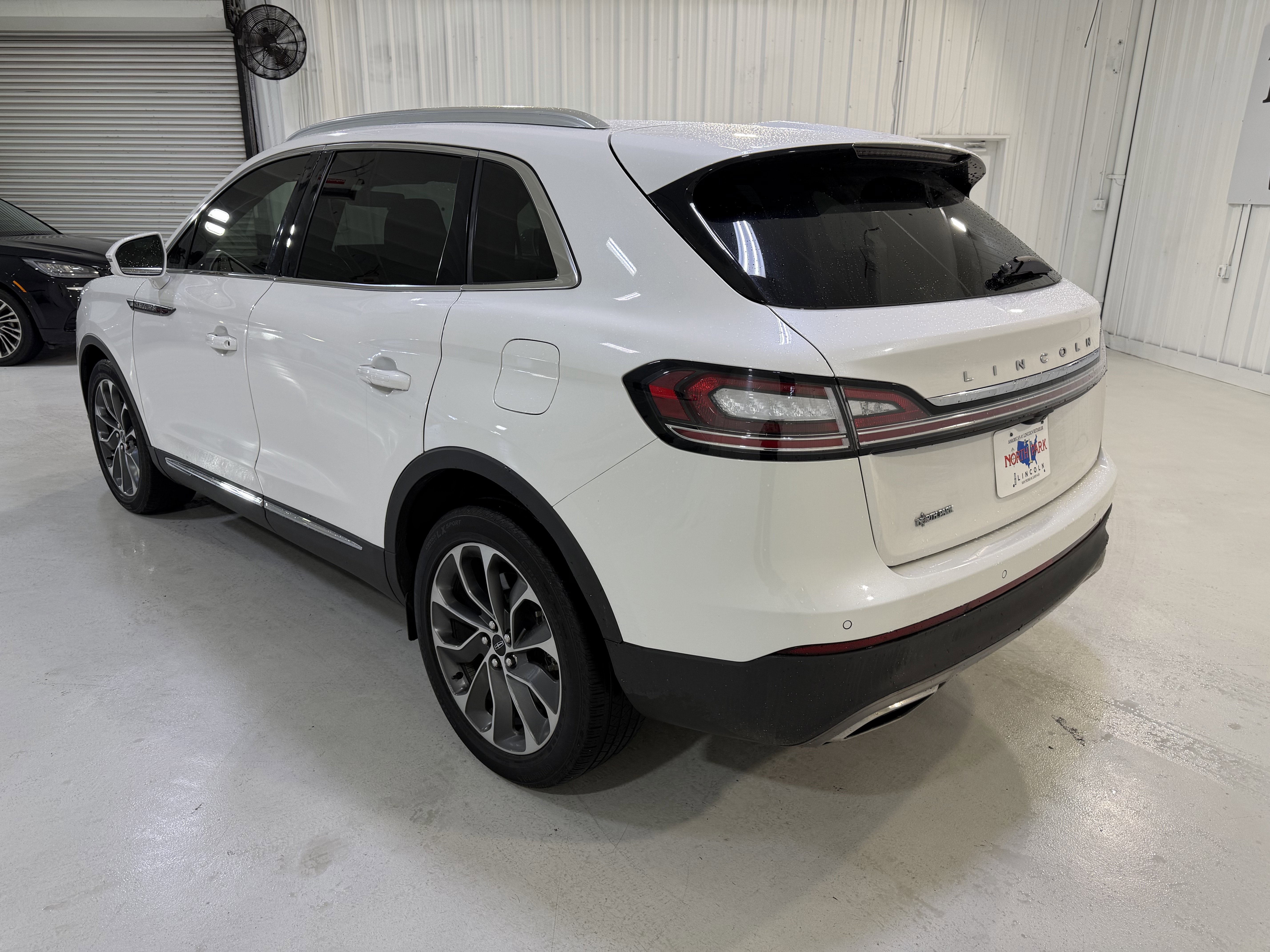 Used 2023 Lincoln Nautilus Reserve w/ Luxury Package AWD/4WD image 3