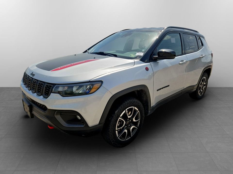 Used 2025 Jeep Compass Trailhawk w/ Trailer Tow Group AWD/4WD image 11