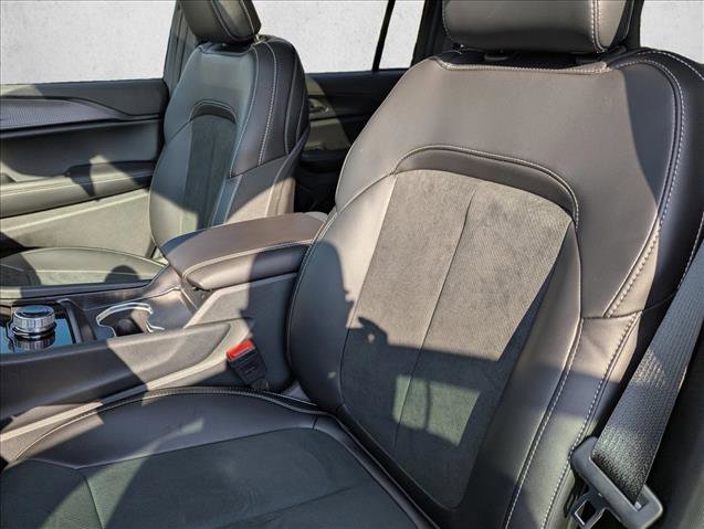 New 2025 Jeep Grand Cherokee Altitude image 23