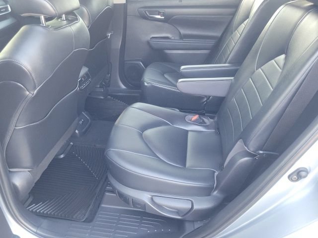 Used 2021 Toyota Highlander XLE FWD image 13
