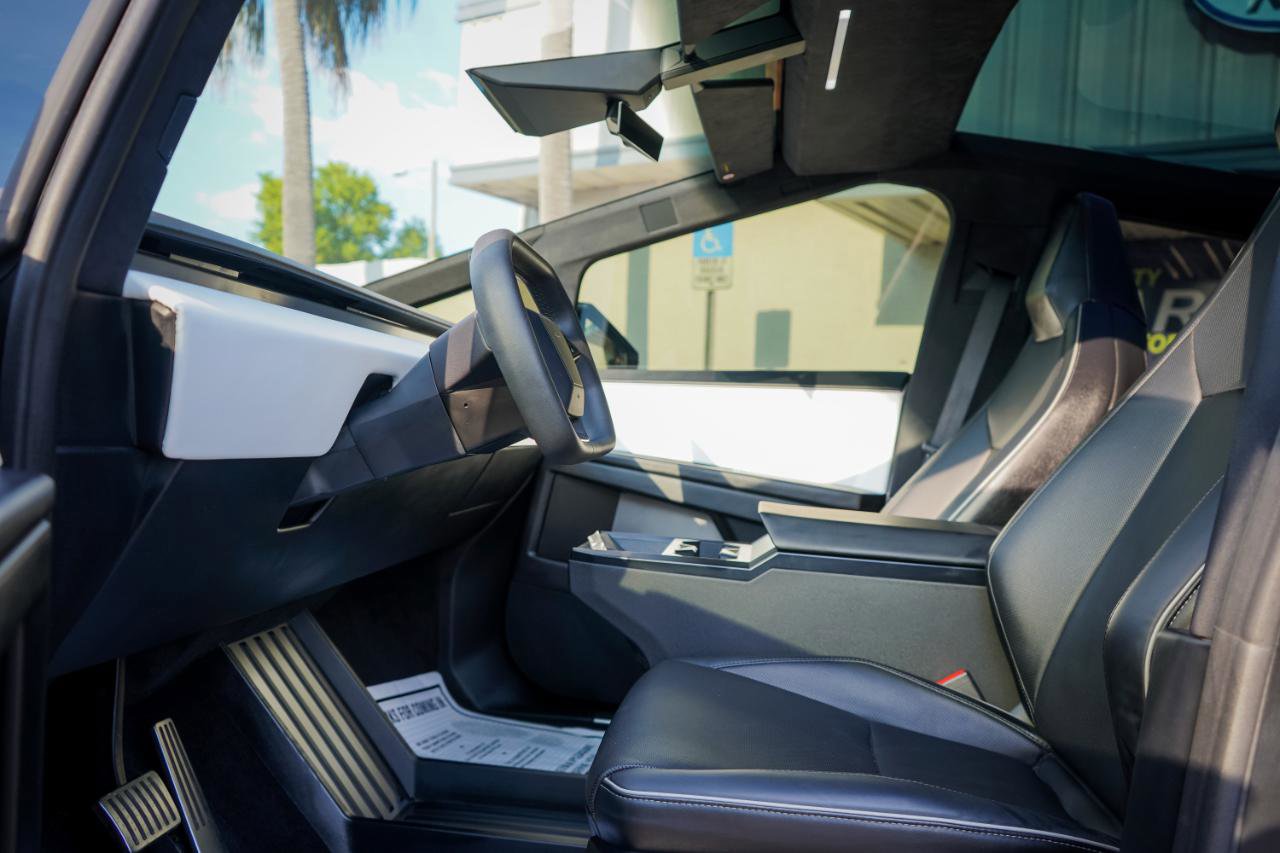 Used 2024 Tesla Cybertruck AWD Crew Cab image 9