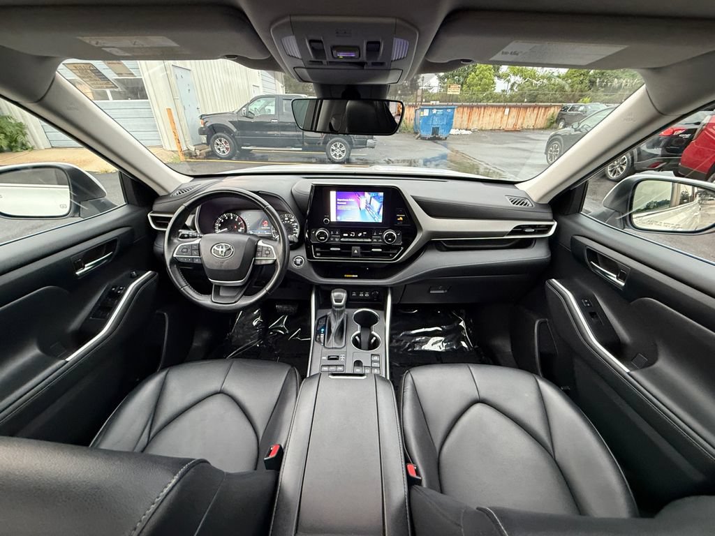 Used 2023 Toyota Highlander XLE AWD/4WD image 22