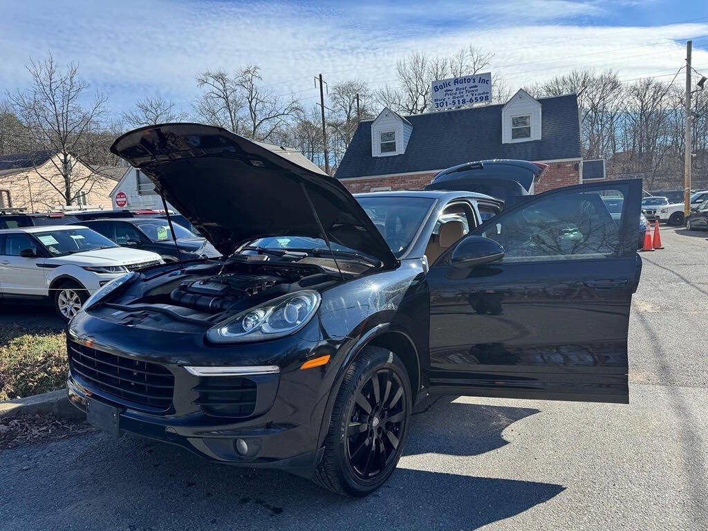 Used 2017 Porsche Cayenne Platinum Edition w/ Premium Package (PJV) AWD/4WD image 4