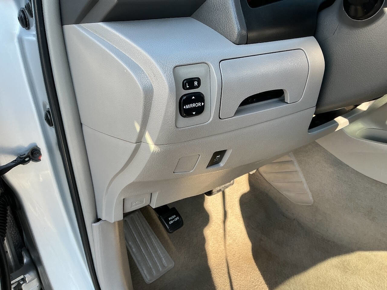 Used 2011 Toyota Camry LE FWD image 31