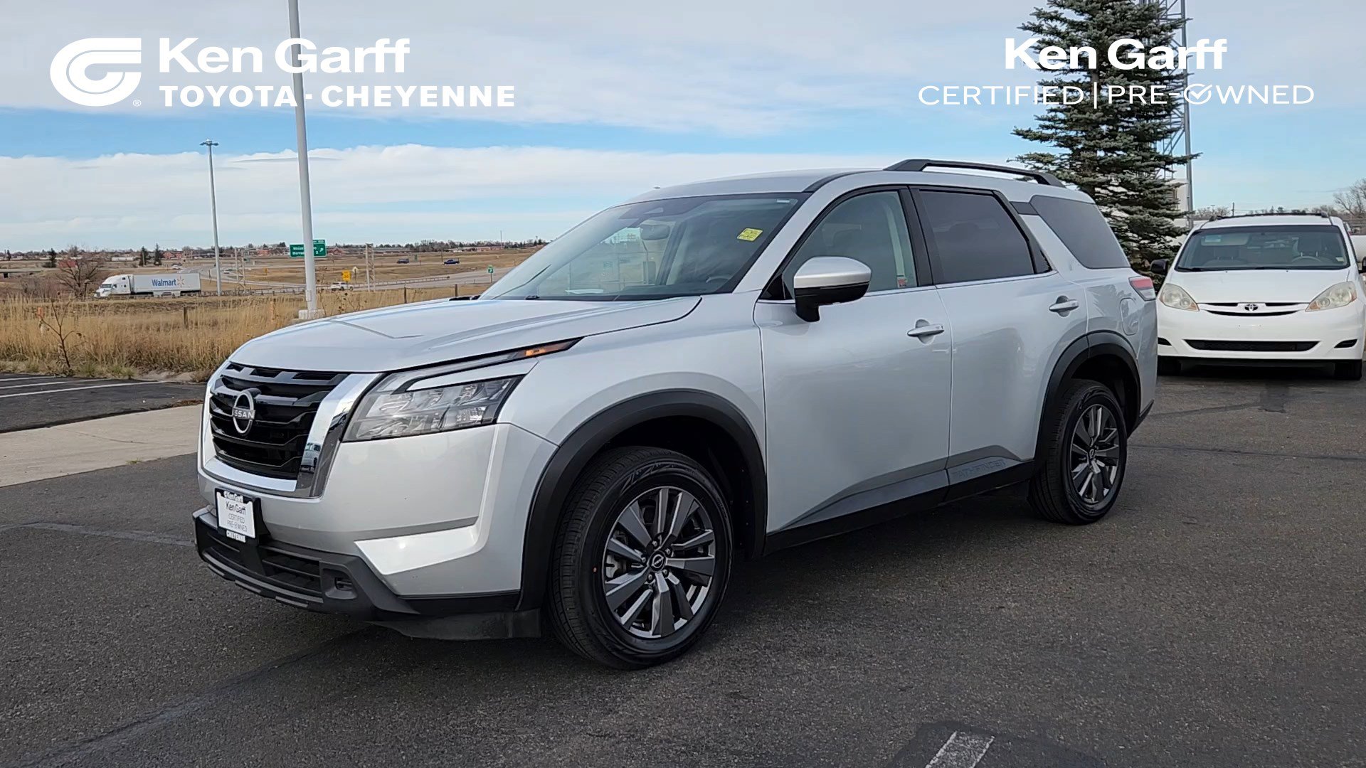 Used 2024 Nissan Pathfinder SV image 1