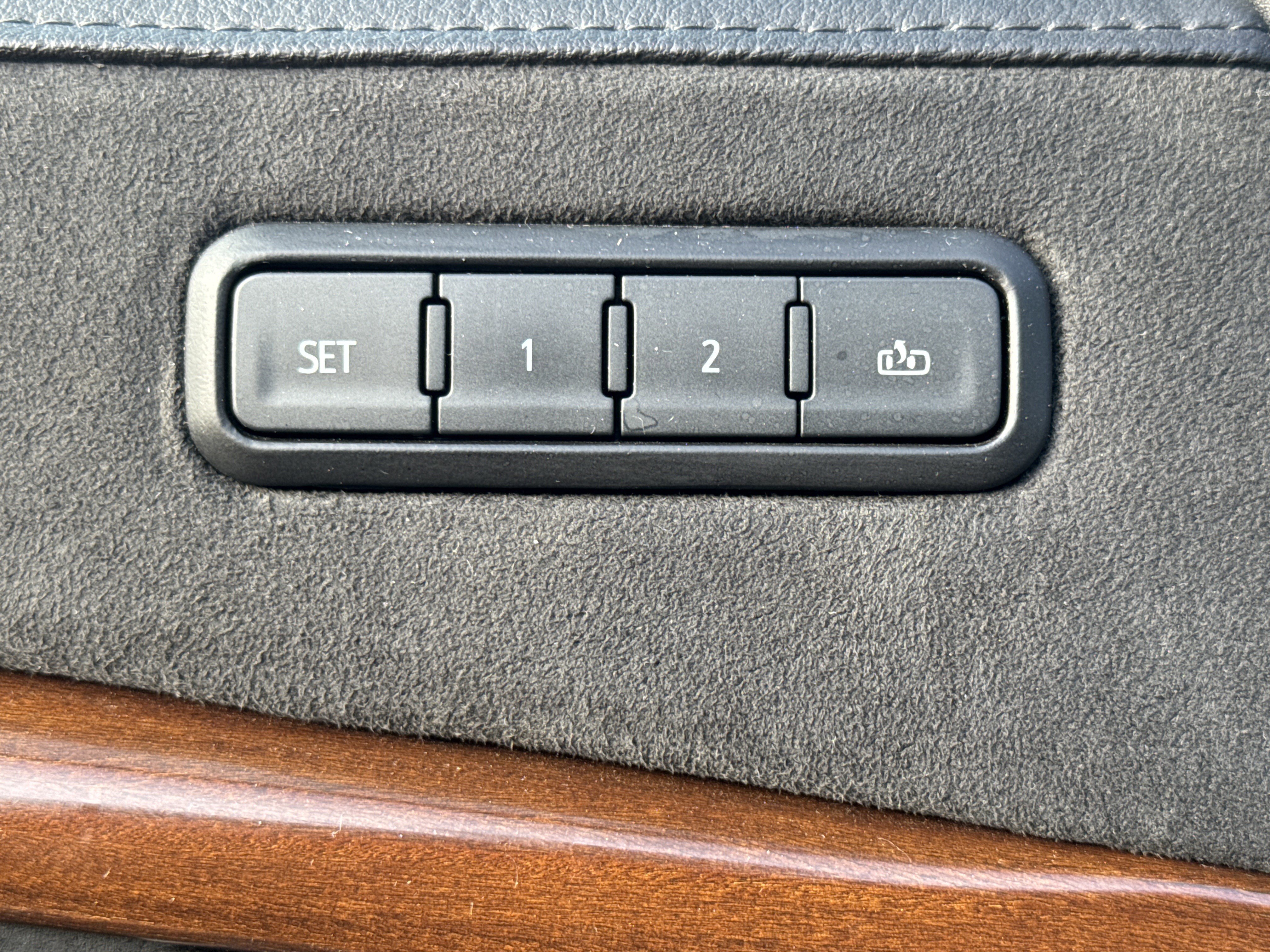 Used 2020 Cadillac Escalade Luxury image 16