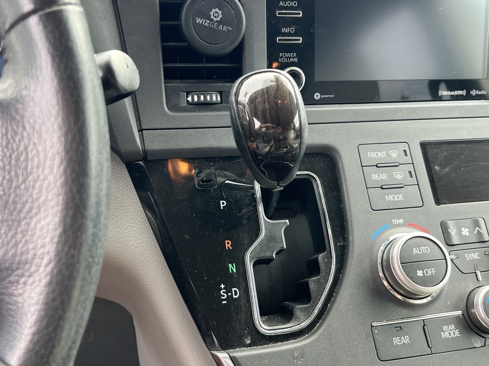 Used 2018 Toyota Sienna XLE FWD image 18
