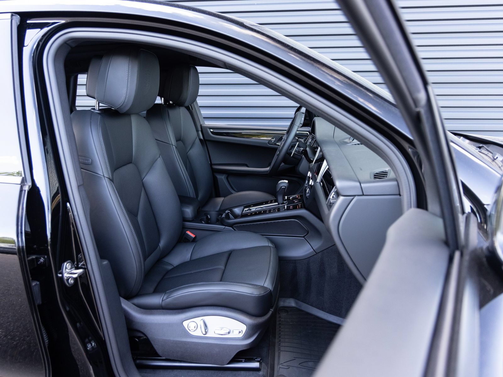 Certified 2026 Porsche Macan AWD/4WD image 32