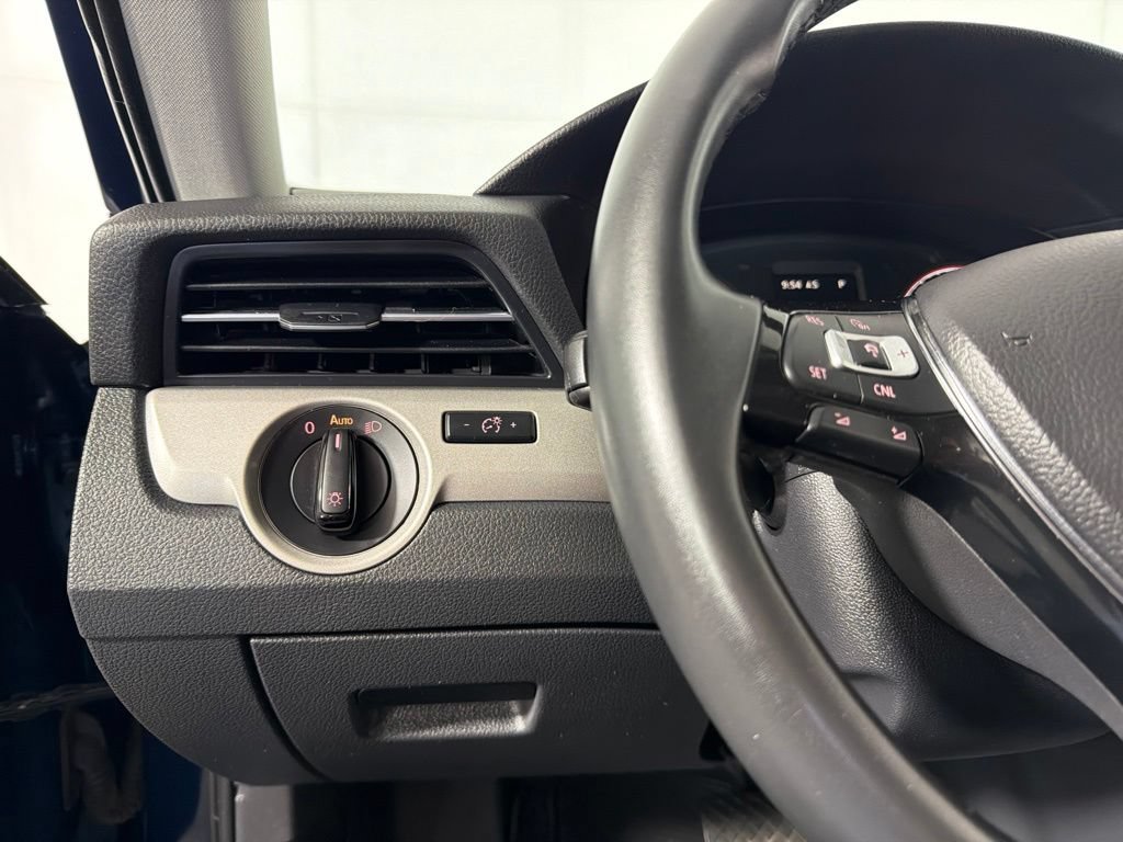 Certified 2022 Volkswagen Passat 2.0T SE FWD image 13