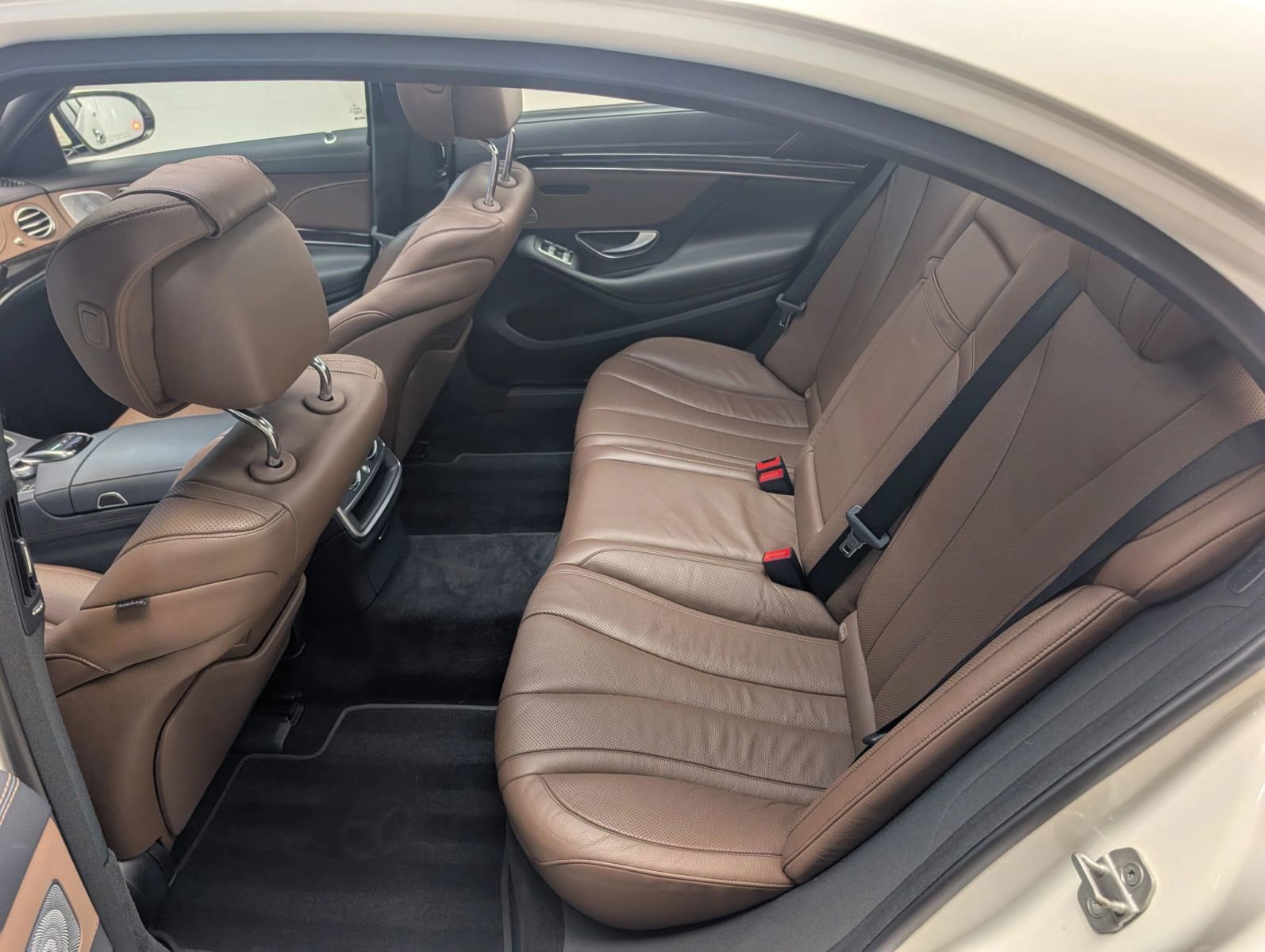 Used 2017 Mercedes-Benz S 550 Sedan image 32