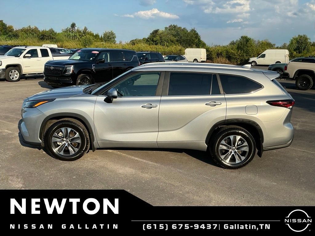 Used 2024 Toyota Highlander XLE AWD/4WD image 3