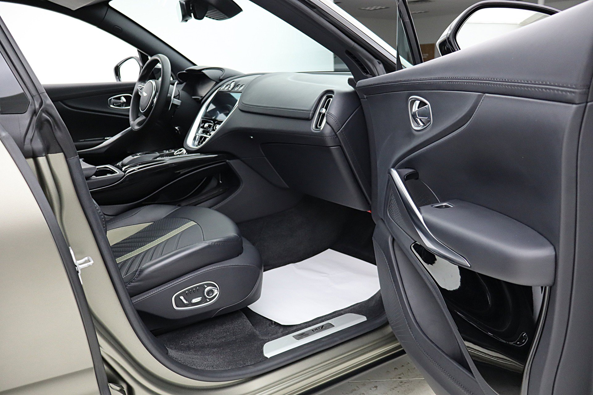 Used 2023 Aston Martin DBX 707 image 42