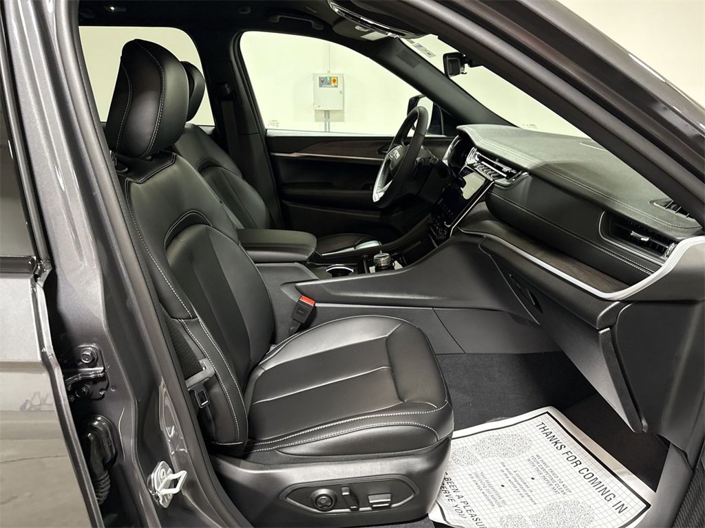 Used 2025 Jeep Grand Cherokee Limited image 22