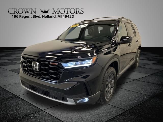 Used 2025 Honda Pilot TrailSport image 3