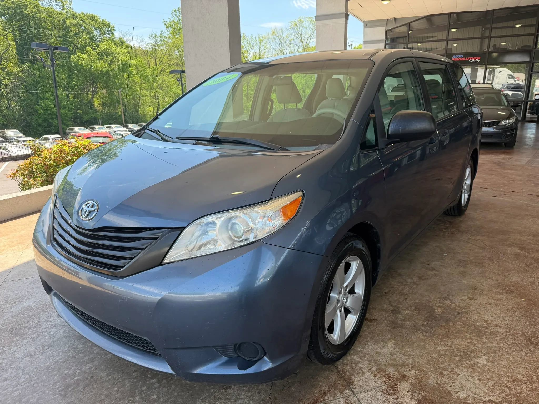 Used 2014 Toyota Sienna L FWD image 3