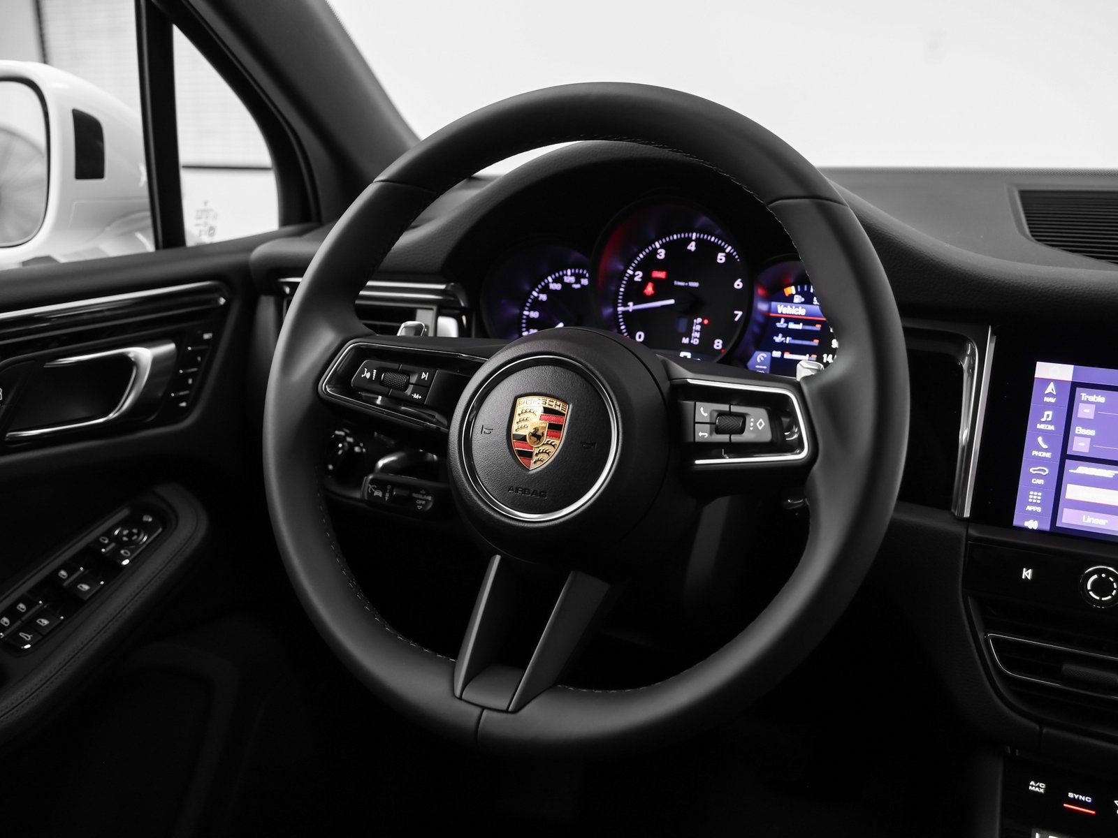 Certified 2025 Porsche Macan AWD/4WD image 29