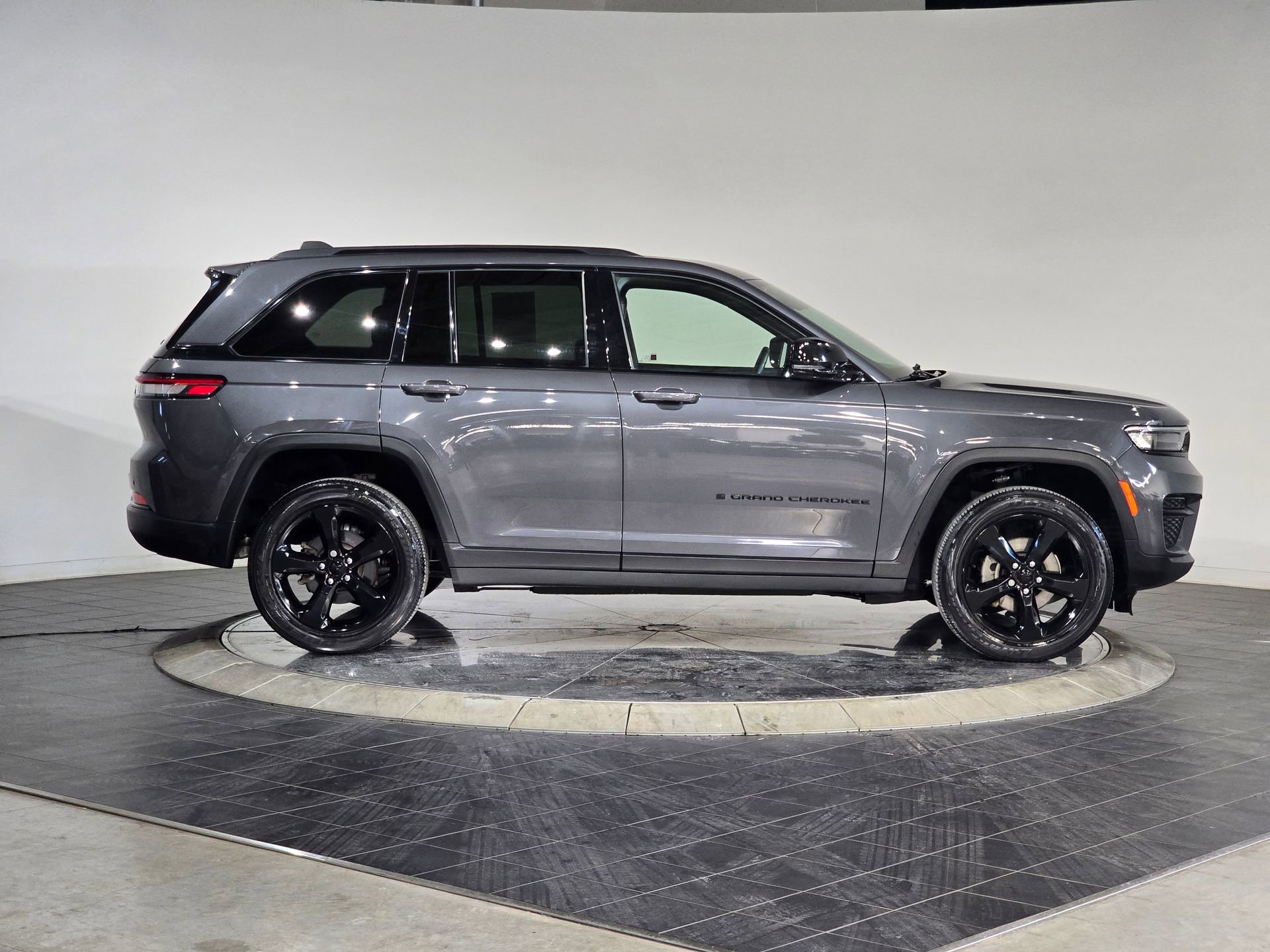 Used 2022 Jeep Grand Cherokee Altitude image 11