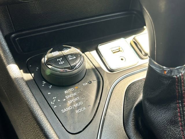 Used 2020 Jeep Cherokee Trailhawk AWD/4WD image 45