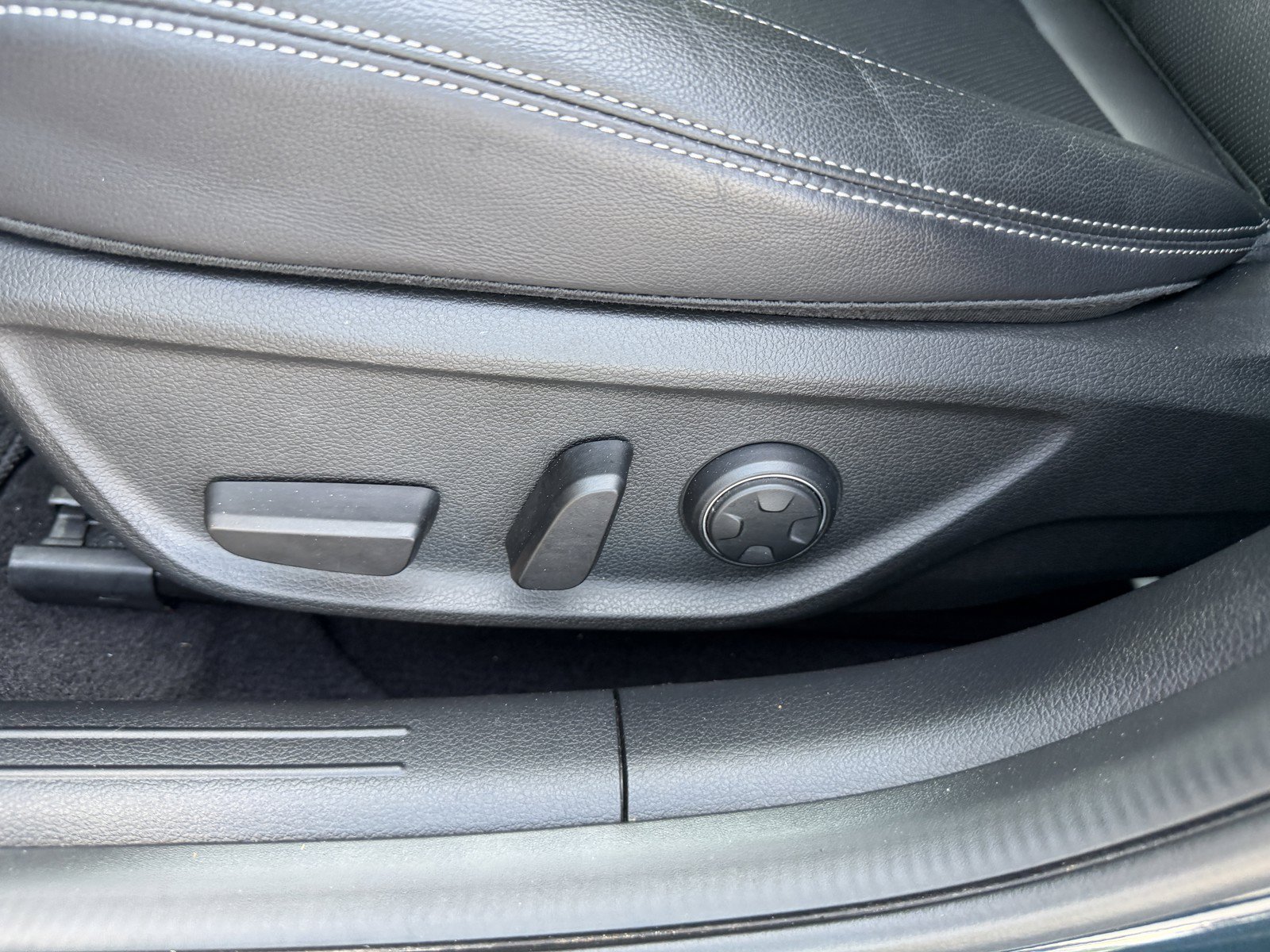 Used 2025 Genesis G70 2.5T RWD image 18
