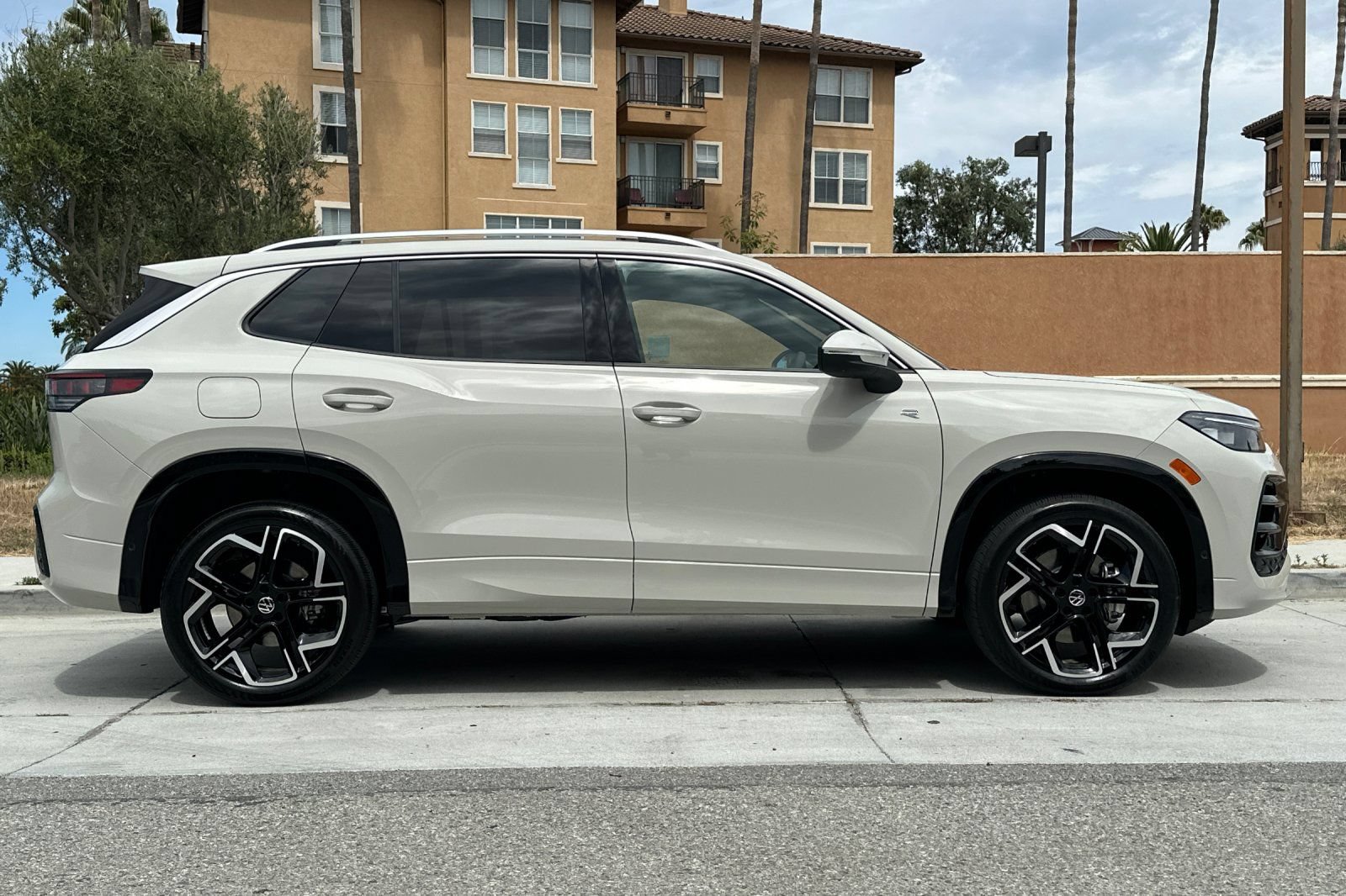 New 2026 Volkswagen Tiguan SEL R-Line AWD/4WD image 3