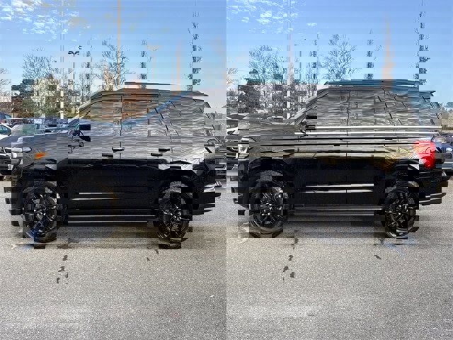 Used 2024 Ford Expedition XLT image 3