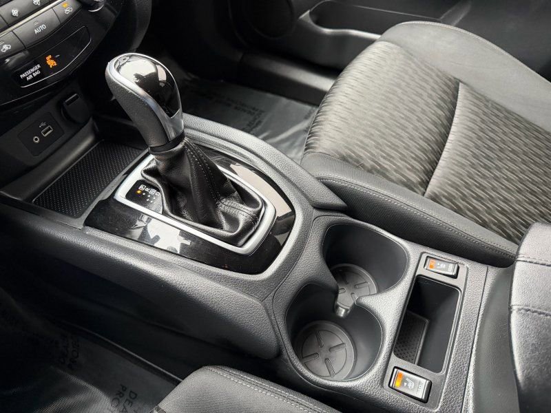 Used 2019 Nissan Rogue SV image 16