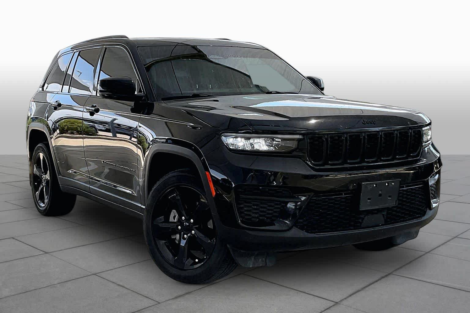 Used 2023 Jeep Grand Cherokee Altitude AWD/4WD image 3