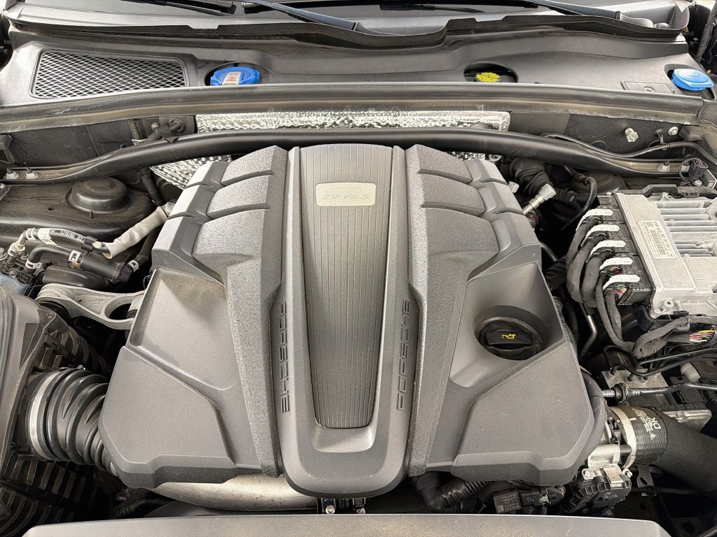 Certified 2023 Porsche Macan S AWD/4WD image 32
