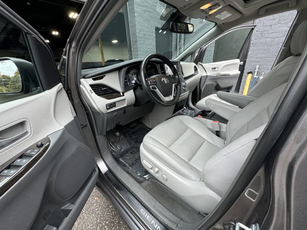 Used 2019 Toyota Sienna XLE image 13
