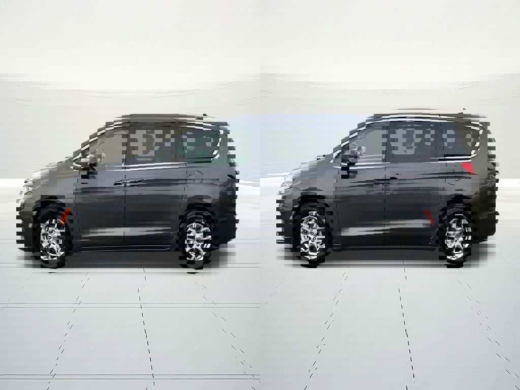 Used 2023 Chrysler Pacifica Touring-L image 2