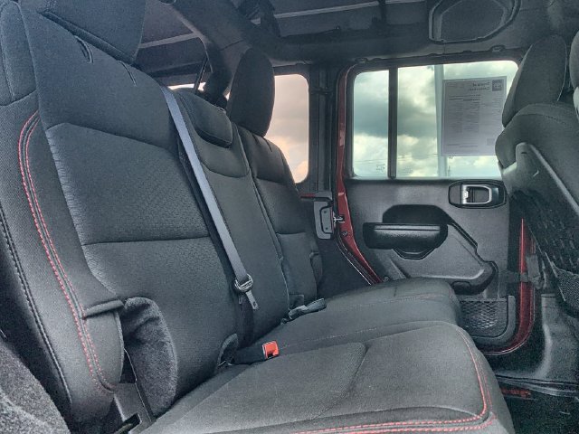 Used 2022 Jeep Wrangler Unlimited Rubicon w/ Cold Weather Group AWD/4WD image 34