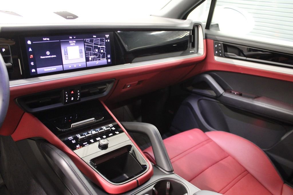 Certified 2025 Porsche Cayenne AWD/4WD image 23