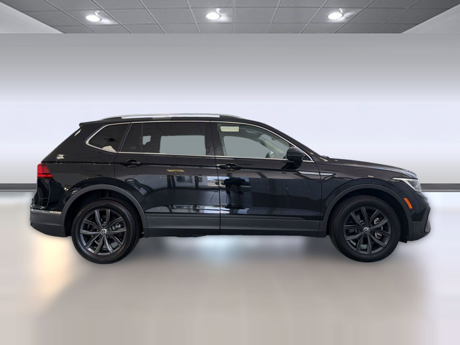 Certified 2024 Volkswagen Tiguan SE image 8