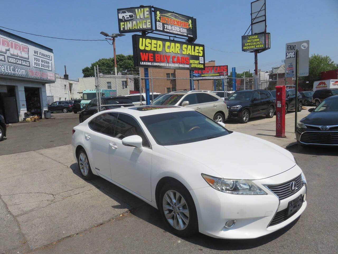 Used 2015 Lexus ES 300h w/ Premium Package w/Bamboo Trim FWD image 3