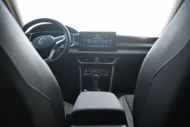 Used 2025 Volkswagen Taos SE w/ Taos MDO Package FWD image 11