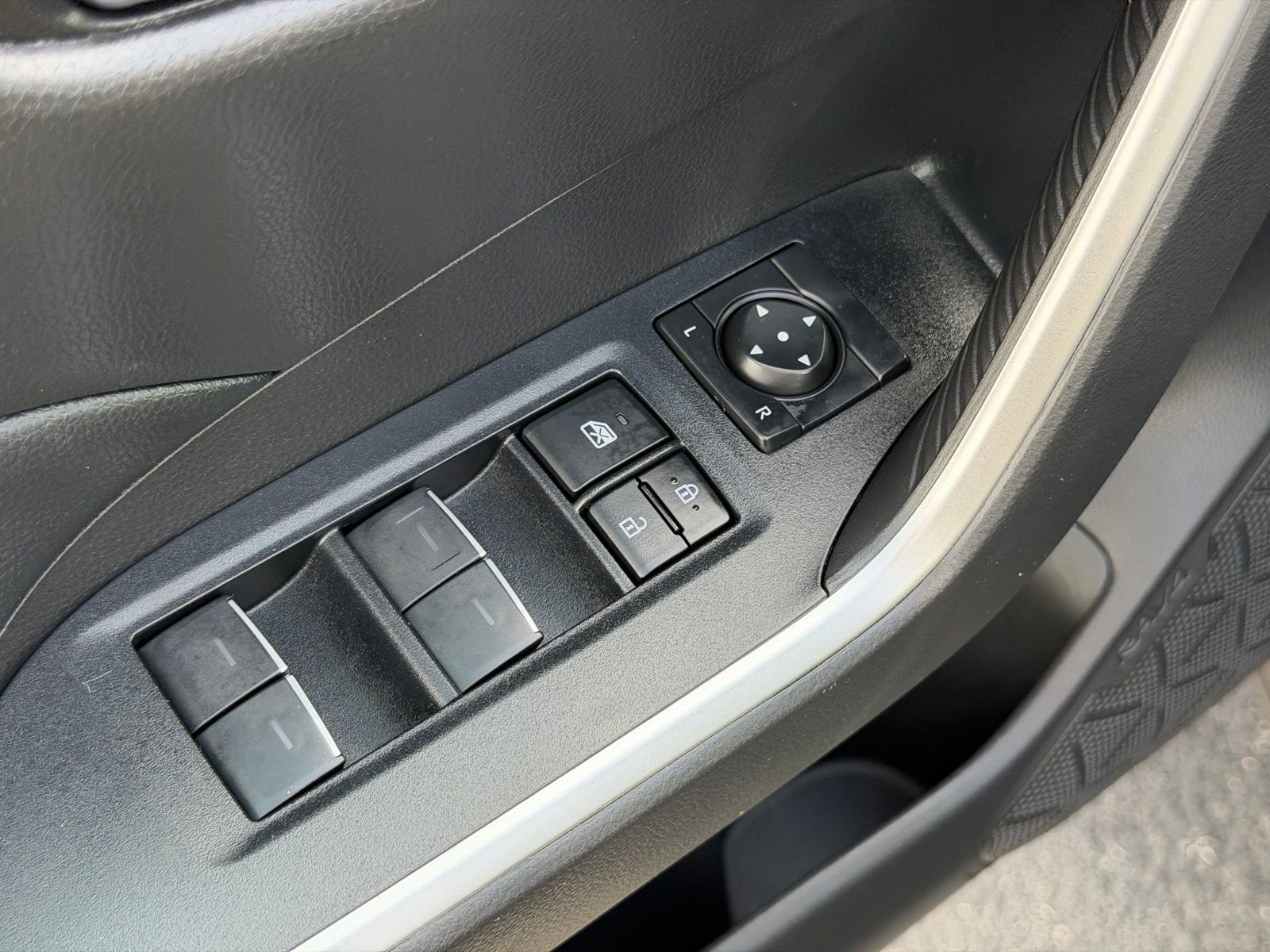 Used 2022 Toyota RAV4 XLE w/ Convenience Package image 12