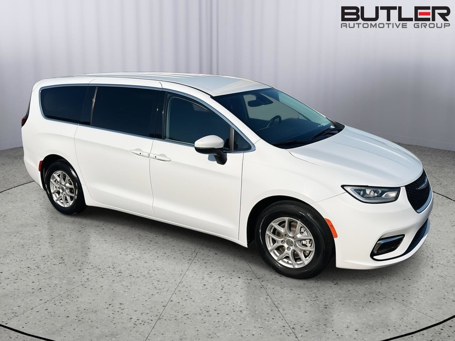 Used 2023 Chrysler Pacifica Touring-L image 7