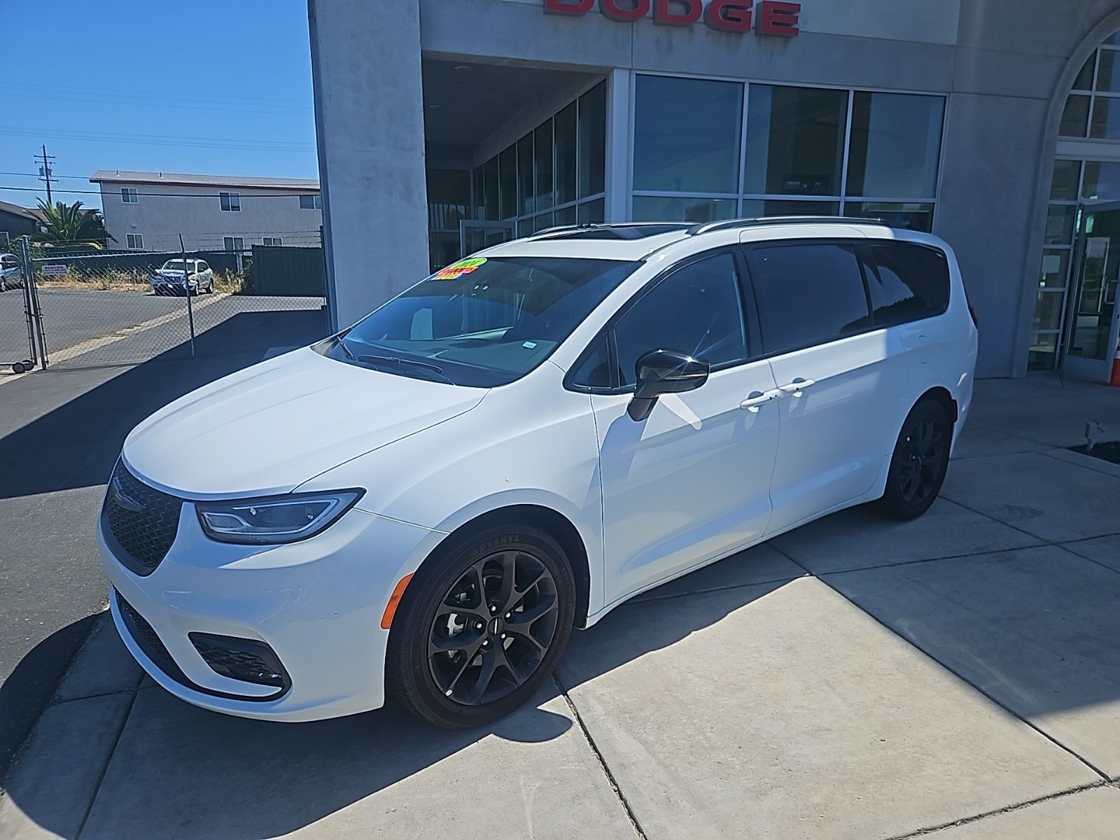 Used 2025 Chrysler Pacifica Limited FWD image 3
