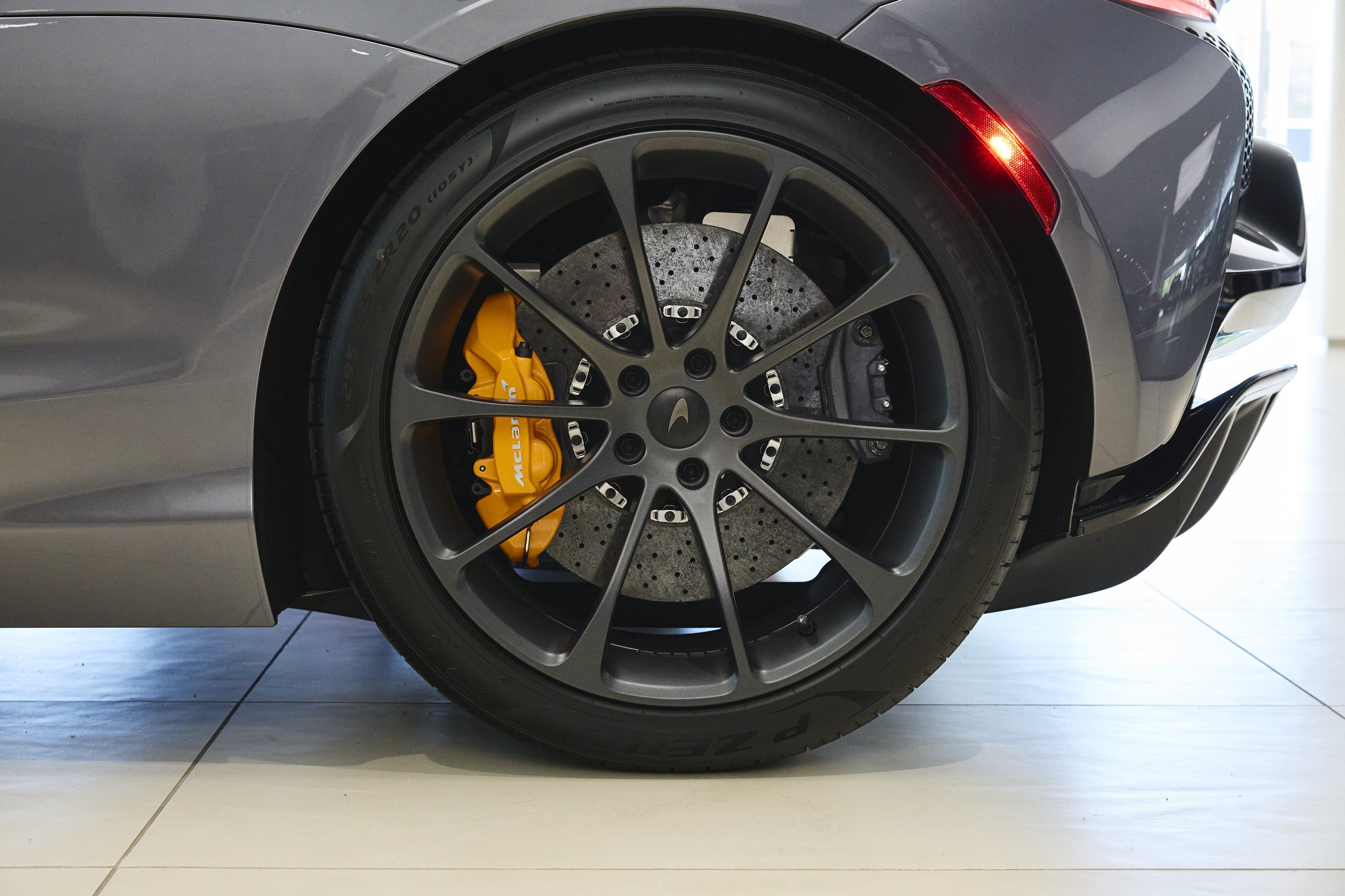 Used 2025 McLaren Artura Spider RWD image 38