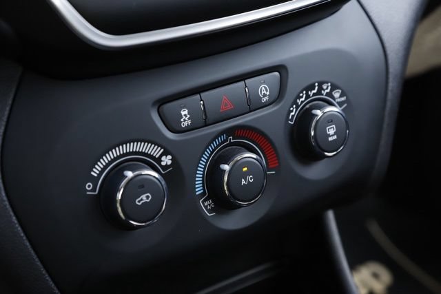 Used 2019 Jeep Cherokee Sport FWD image 23