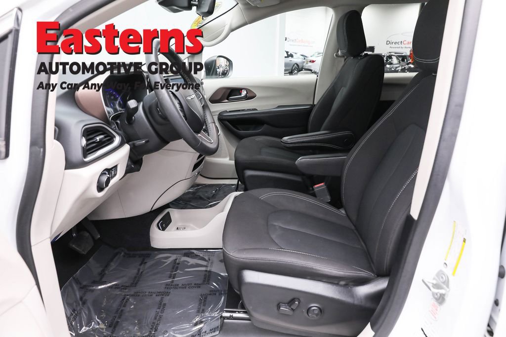 Used 2023 Chrysler Voyager LX image 14