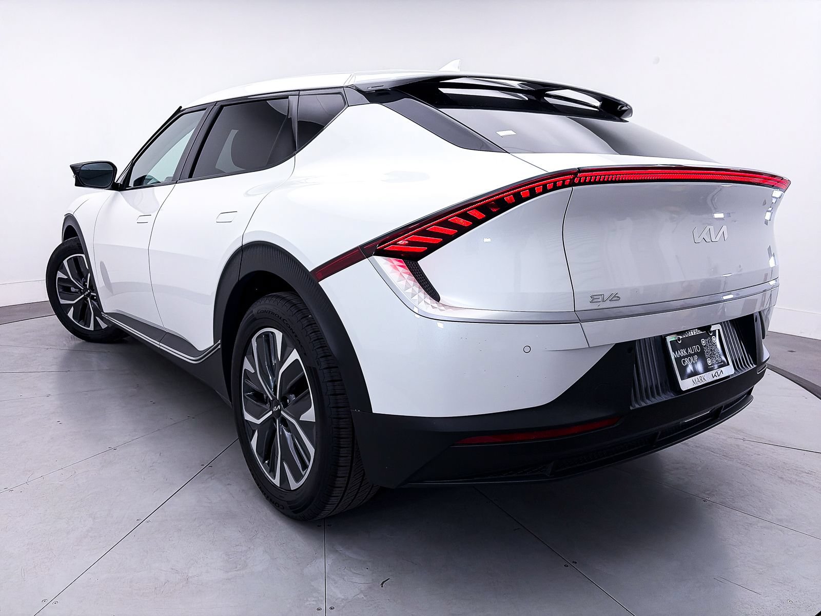 Used 2022 Kia EV6 Light RWD image 2