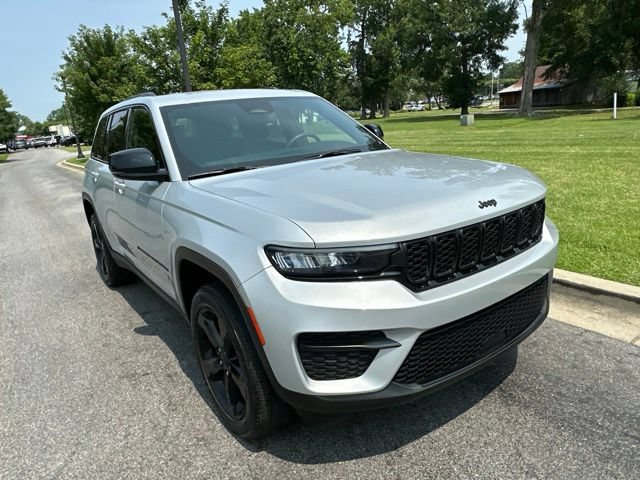 Used 2023 Jeep Grand Cherokee Altitude AWD/4WD image 24
