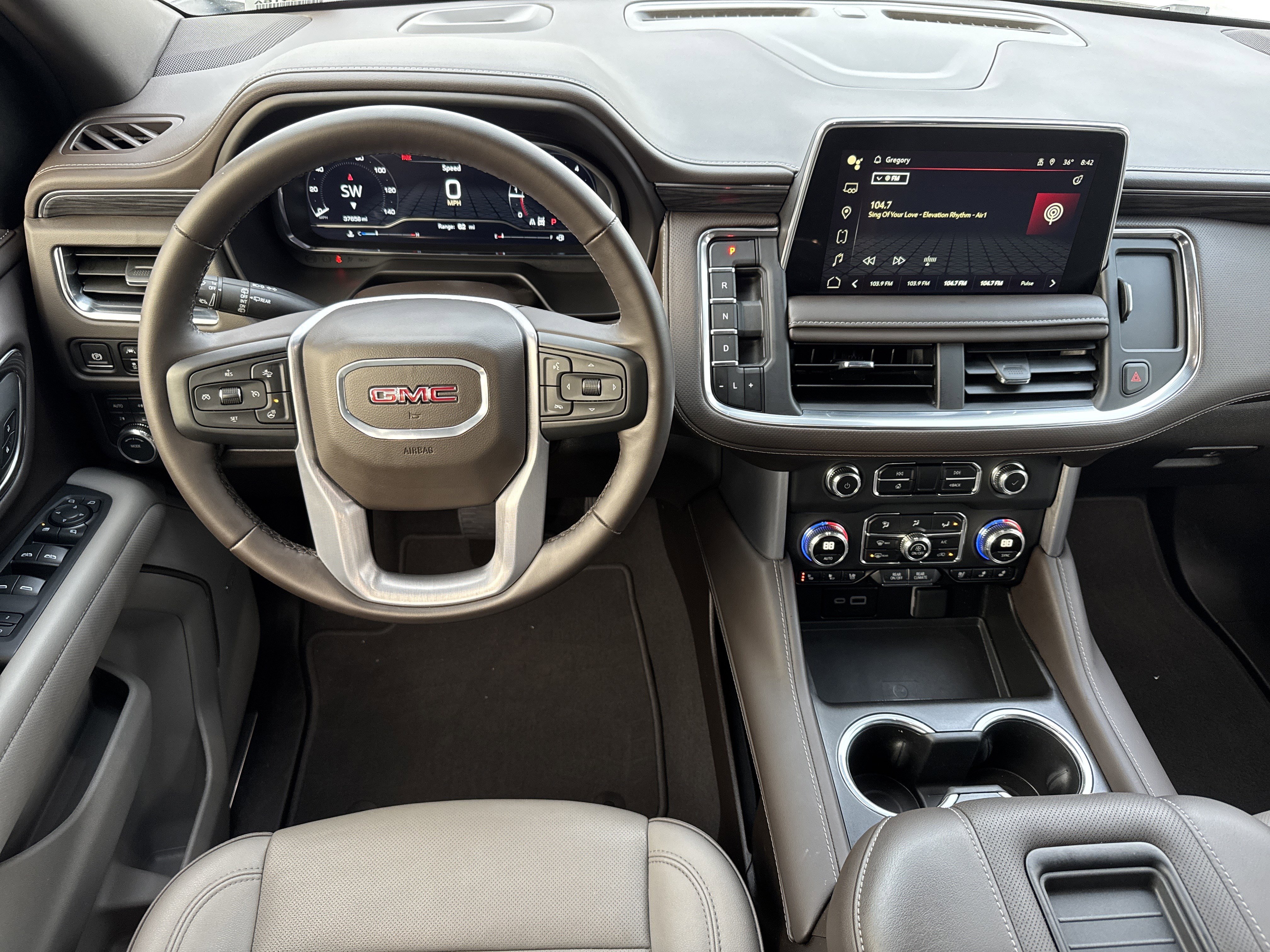 Used 2024 GMC Yukon XL SLT w/ SLT Luxury Package image 18