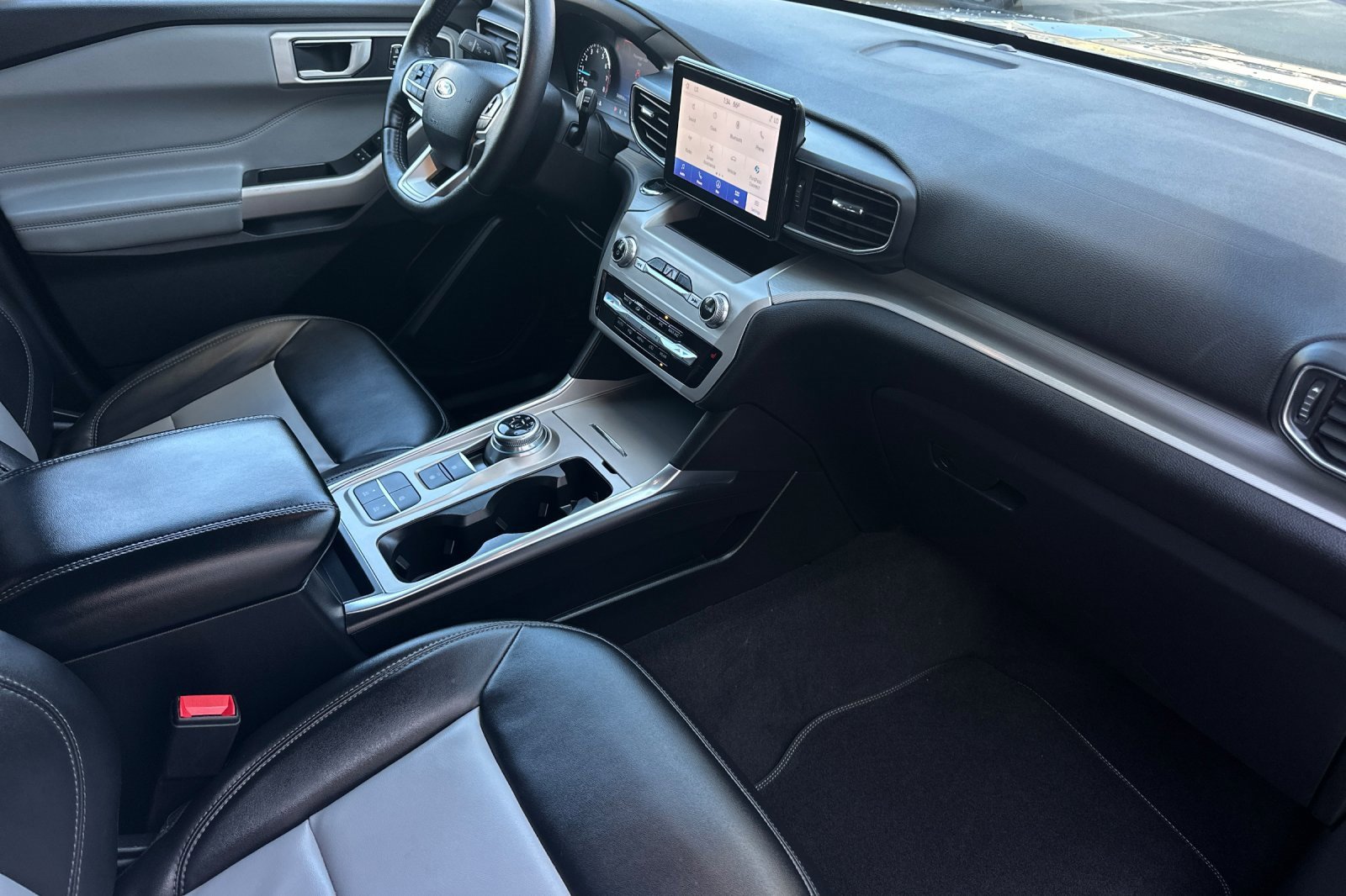 Certified 2022 Ford Explorer XLT w/ Equipment Group 202A image 16