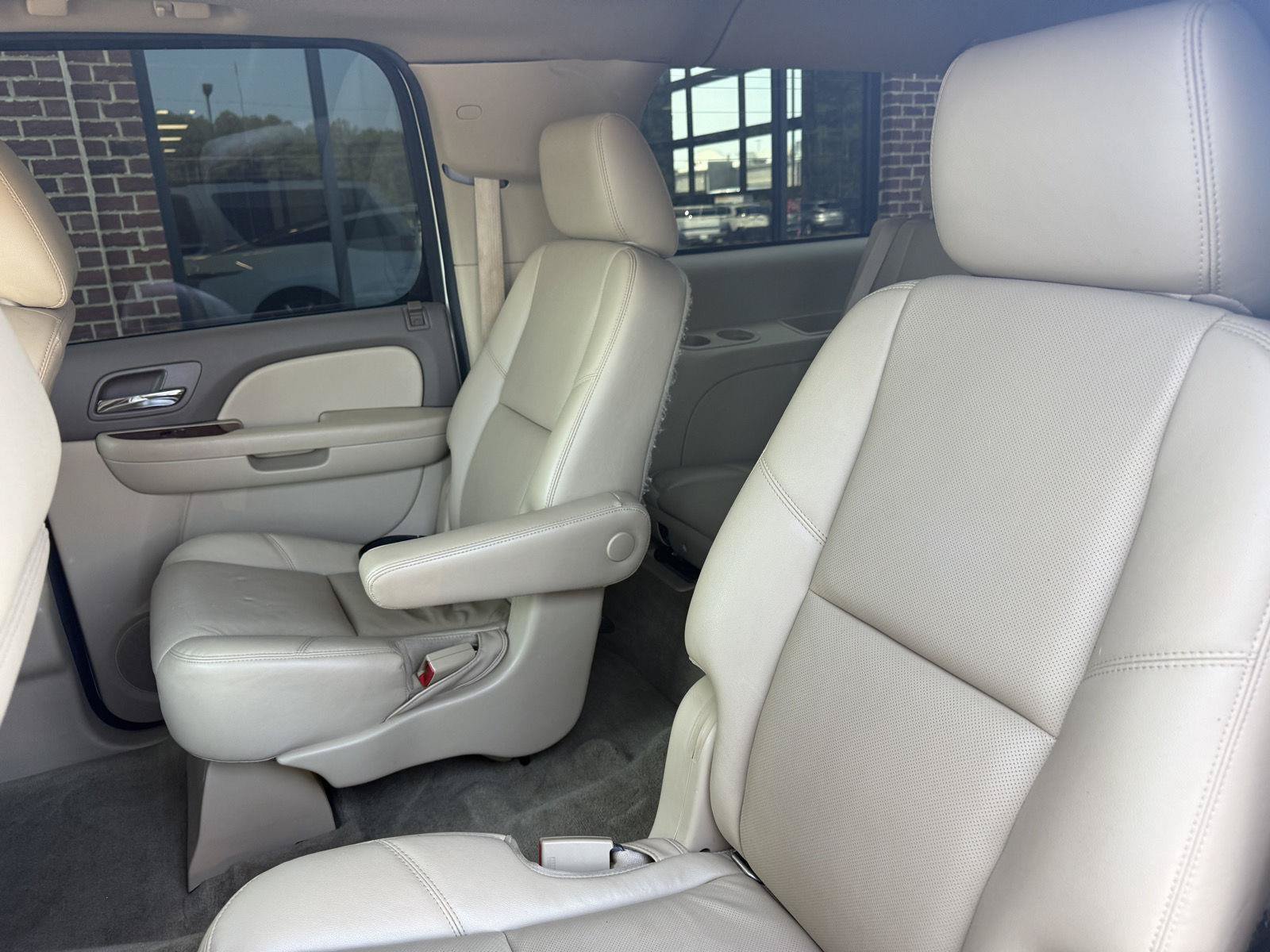 Used 2014 Chevrolet Suburban LTZ RWD image 19