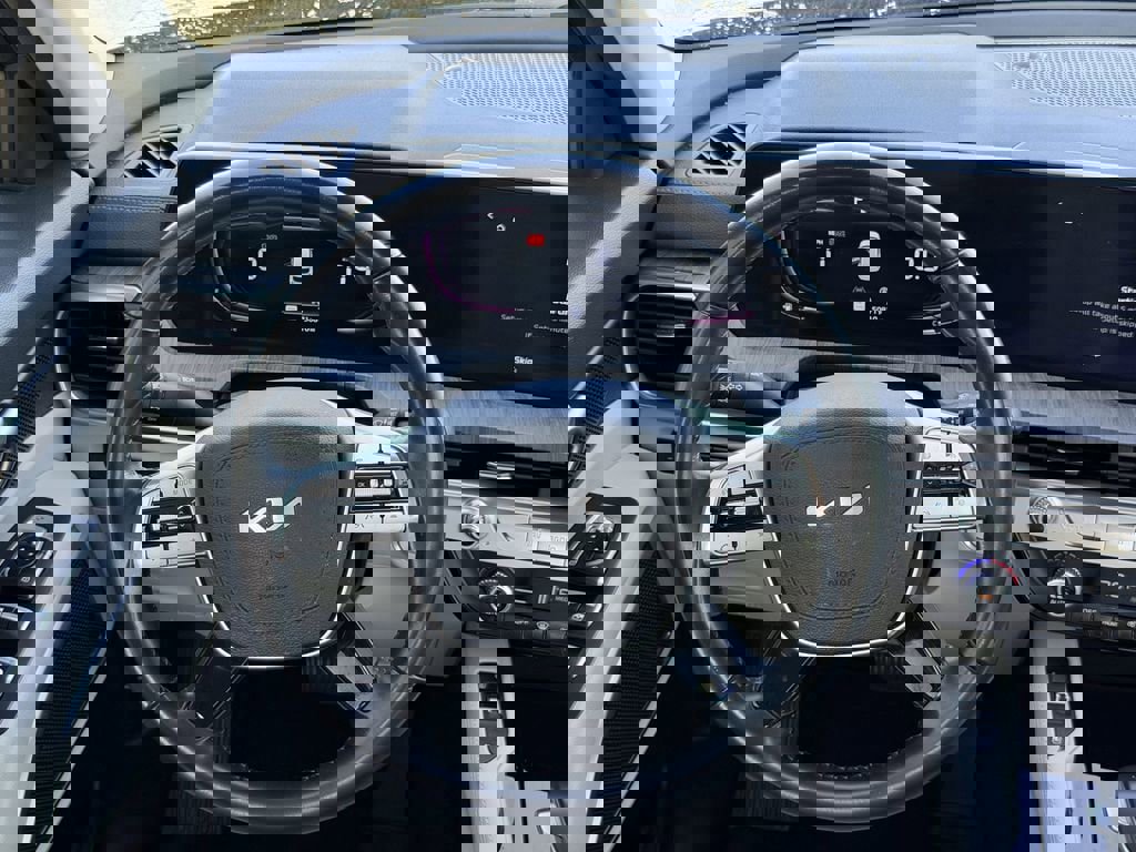 Used 2024 Kia Telluride EX w/ EX Captain's Chair Package image 15