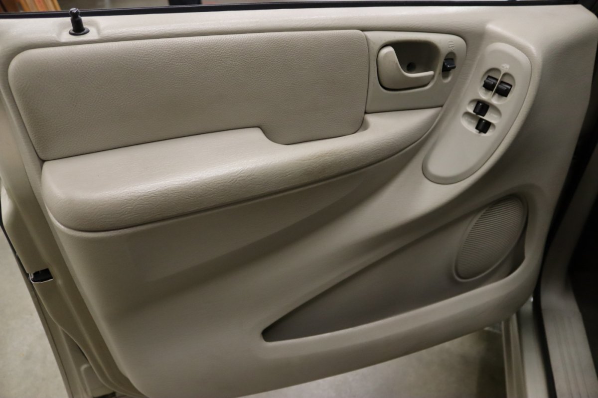 Used 2007 Dodge Caravan SXT w/ Popular Equipment Group I FWD image 8