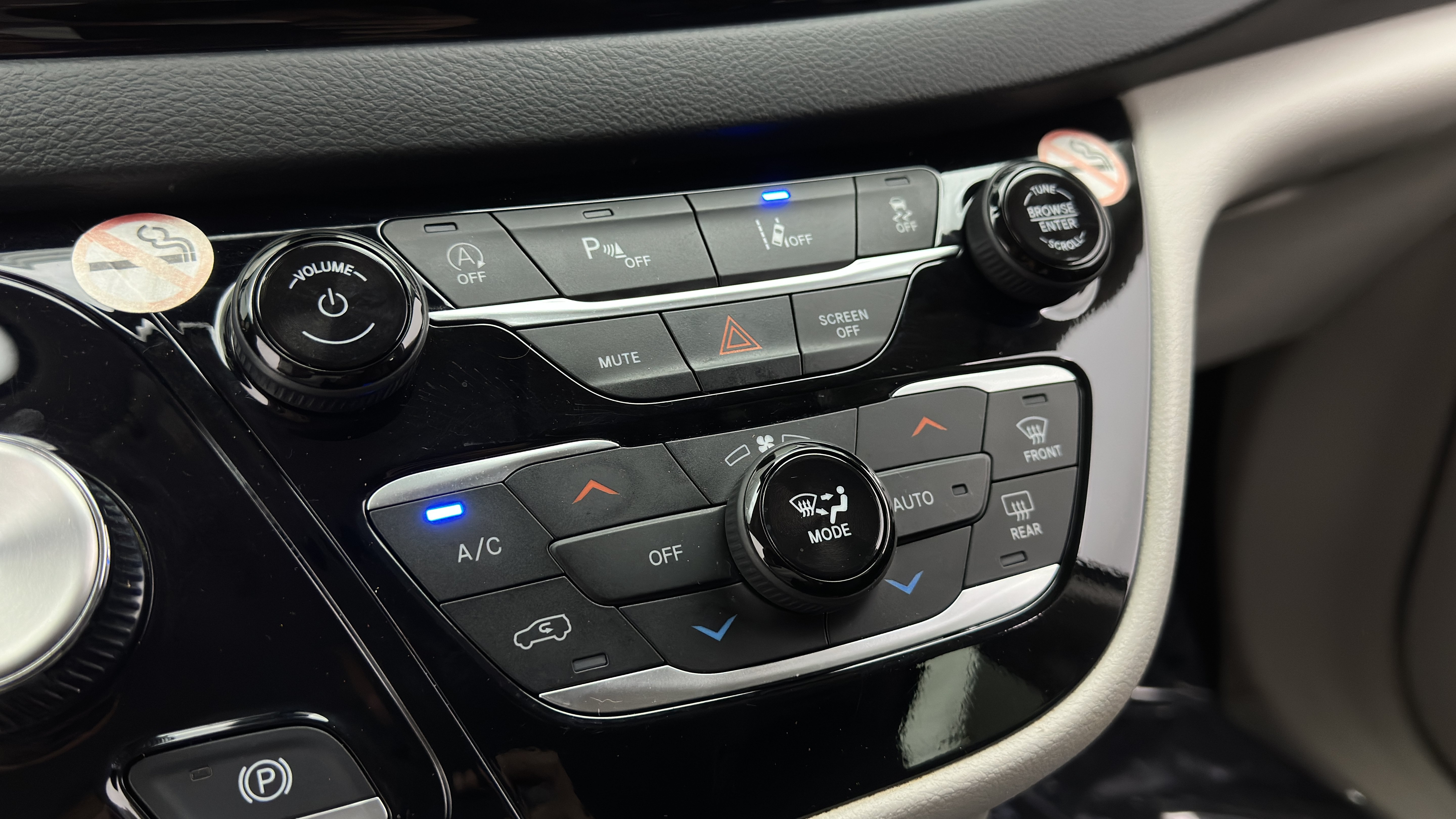 Used 2023 Chrysler Pacifica Touring-L FWD image 19