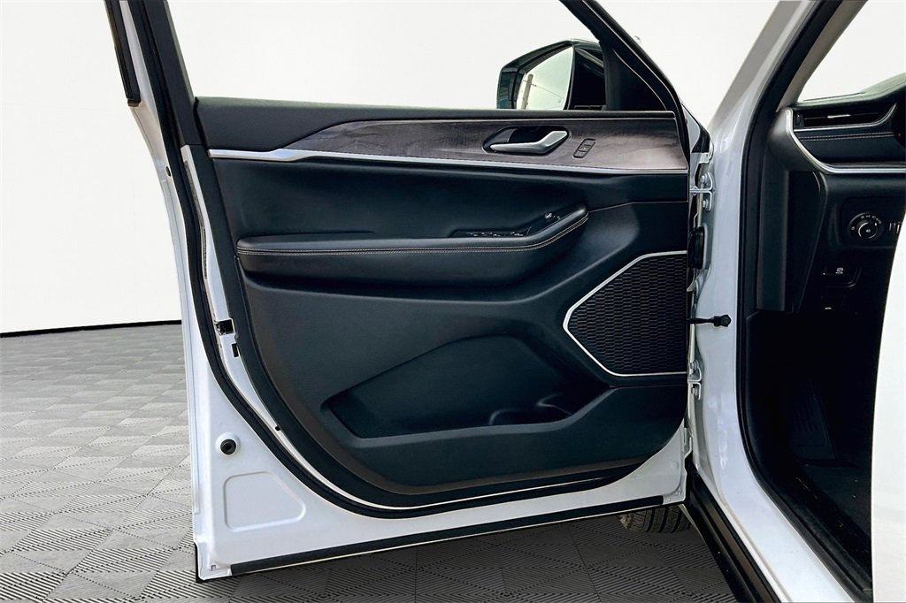 Used 2022 Jeep Grand Cherokee L Limited image 23